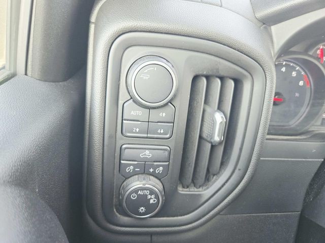 Chevrolet Silverado 1500 Vehicle Full-screen Gallery Image 25