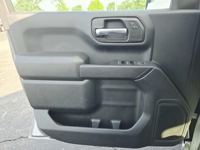 Chevrolet Silverado 1500 Vehicle Full-screen Gallery Image 26