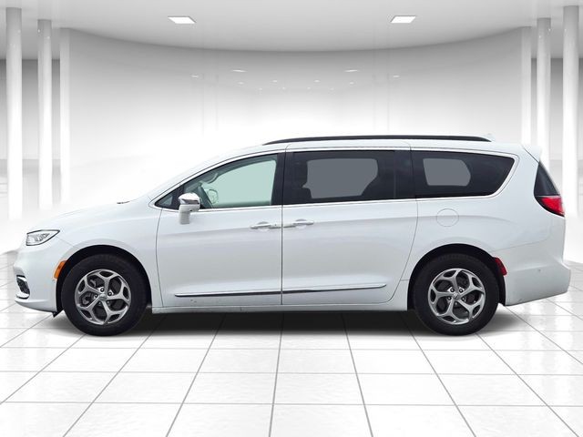 Chrysler Pacifica Vehicle Full-screen Gallery Image 02