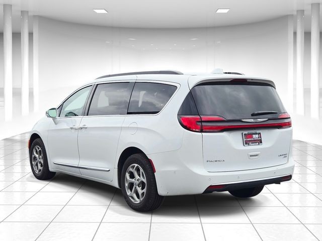 Chrysler Pacifica Vehicle Full-screen Gallery Image 03