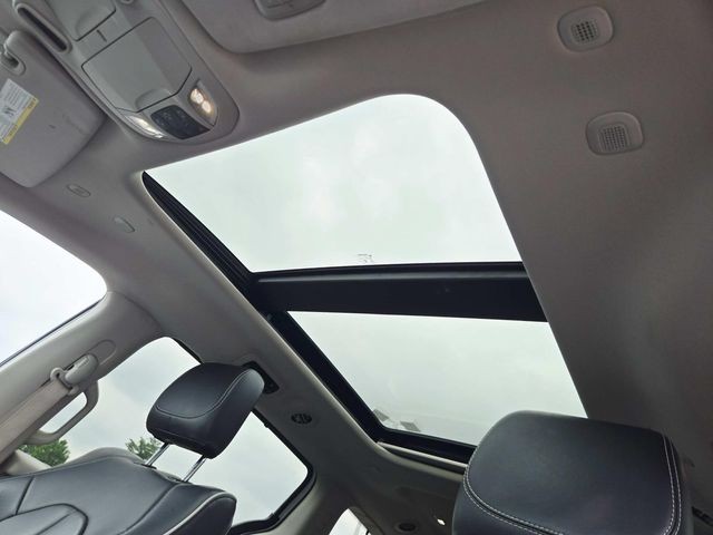 Chrysler Pacifica Vehicle Full-screen Gallery Image 06
