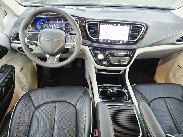 Chrysler Pacifica Vehicle Full-screen Gallery Image 07