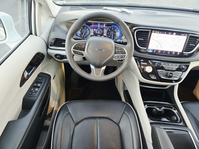 Chrysler Pacifica Vehicle Full-screen Gallery Image 08