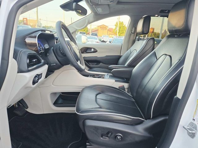 Chrysler Pacifica Vehicle Full-screen Gallery Image 09