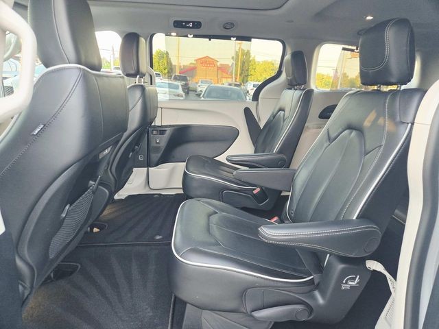 Chrysler Pacifica Vehicle Full-screen Gallery Image 10