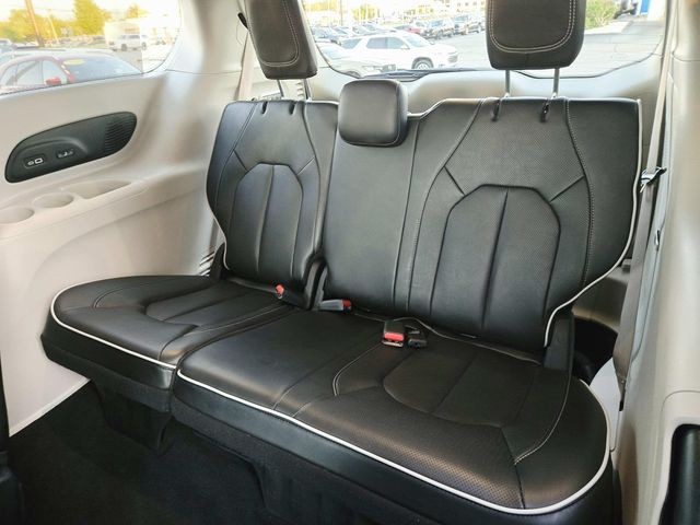 Chrysler Pacifica Vehicle Full-screen Gallery Image 11