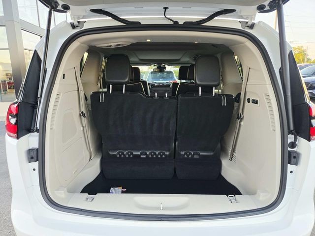 Chrysler Pacifica Vehicle Full-screen Gallery Image 12