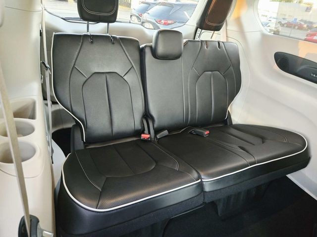 Chrysler Pacifica Vehicle Full-screen Gallery Image 13