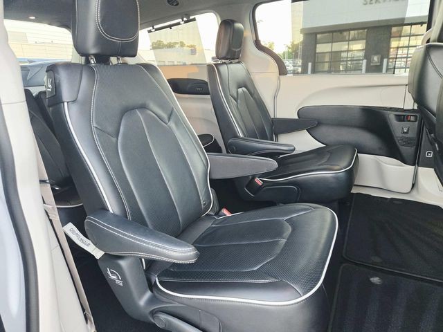 Chrysler Pacifica Vehicle Full-screen Gallery Image 14