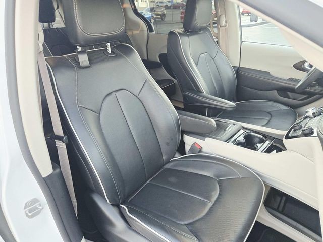 Chrysler Pacifica Vehicle Full-screen Gallery Image 15