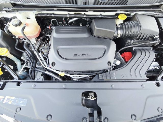 Chrysler Pacifica Vehicle Full-screen Gallery Image 16