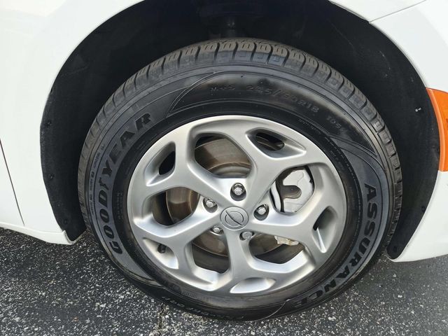 Chrysler Pacifica Vehicle Full-screen Gallery Image 17