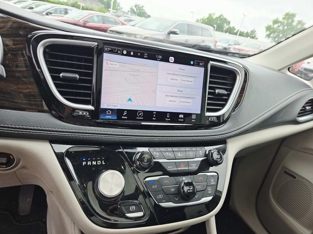 Chrysler Pacifica Vehicle Full-screen Gallery Image 23