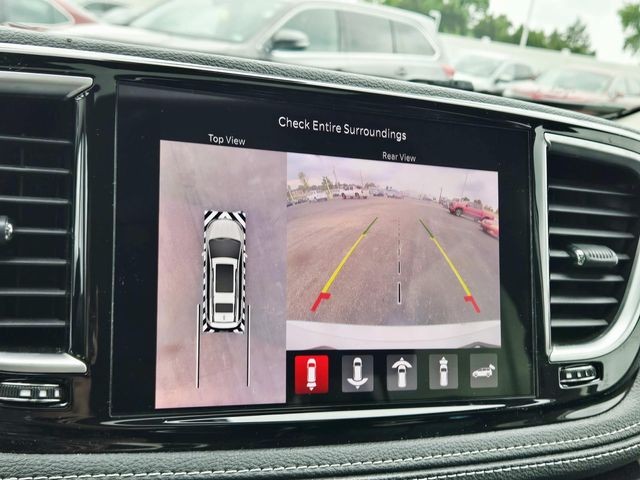 Chrysler Pacifica Vehicle Full-screen Gallery Image 26