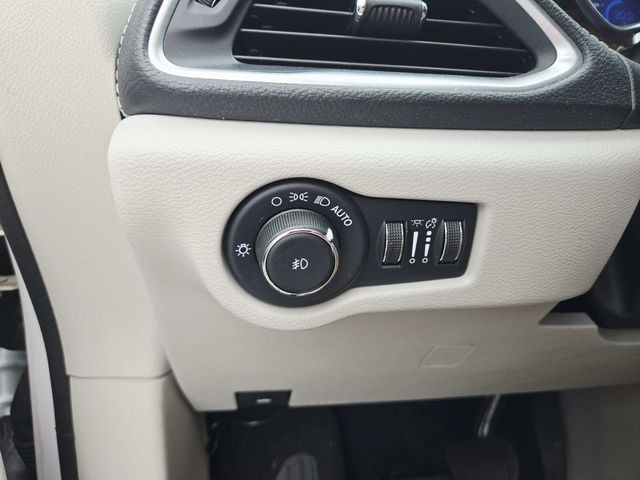 Chrysler Pacifica Vehicle Full-screen Gallery Image 33