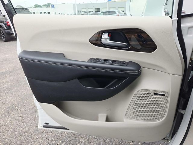 Chrysler Pacifica Vehicle Full-screen Gallery Image 34