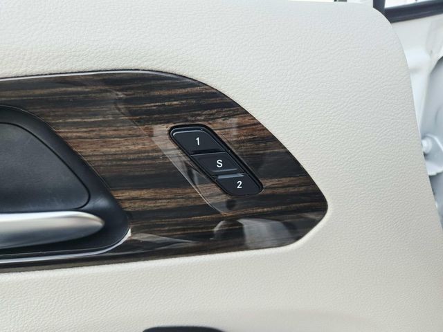 Chrysler Pacifica Vehicle Full-screen Gallery Image 35