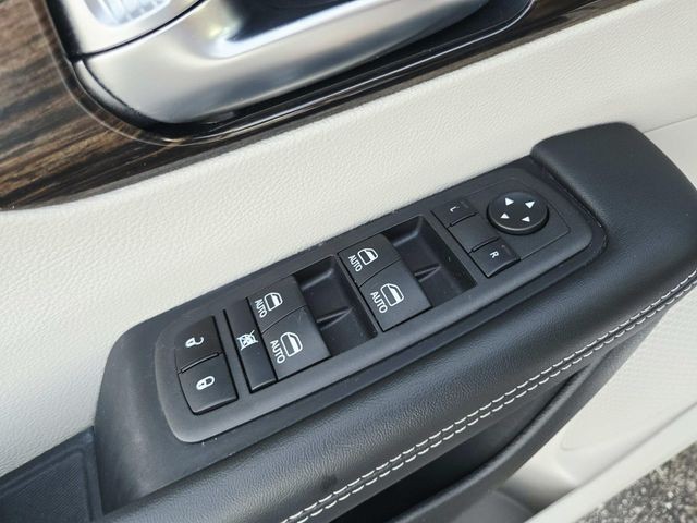 Chrysler Pacifica Vehicle Full-screen Gallery Image 36
