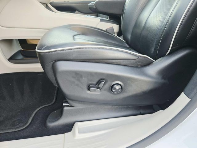Chrysler Pacifica Vehicle Full-screen Gallery Image 38