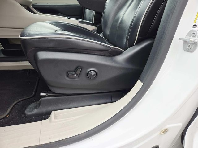 Chrysler Pacifica Vehicle Full-screen Gallery Image 39
