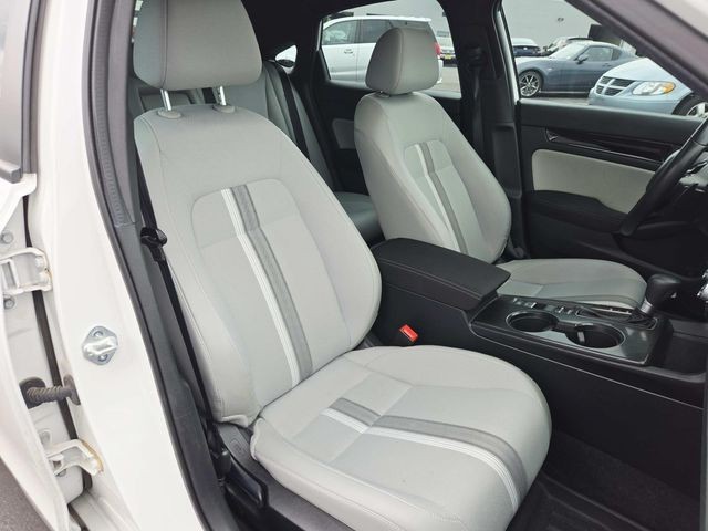 Honda Civic Hatchback Hybrid Vehicle Full-screen Gallery Image 14