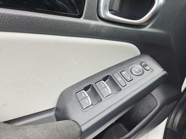 Honda Civic Hatchback Hybrid Vehicle Full-screen Gallery Image 30