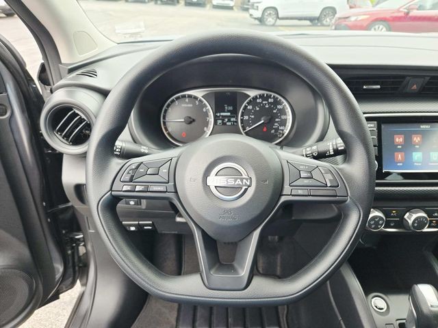 Nissan Kicks Vehicle Full-screen Gallery Image 15