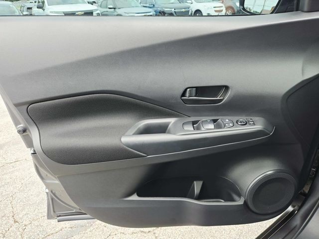 Nissan Kicks Vehicle Full-screen Gallery Image 28