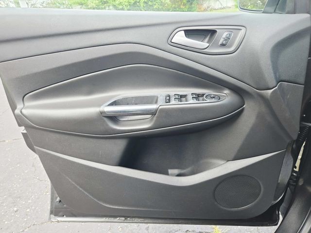 Ford Escape Vehicle Full-screen Gallery Image 29