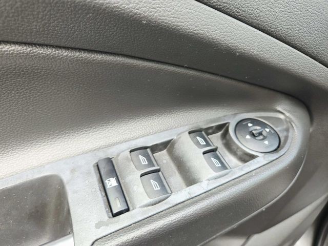 Ford Escape Vehicle Full-screen Gallery Image 30