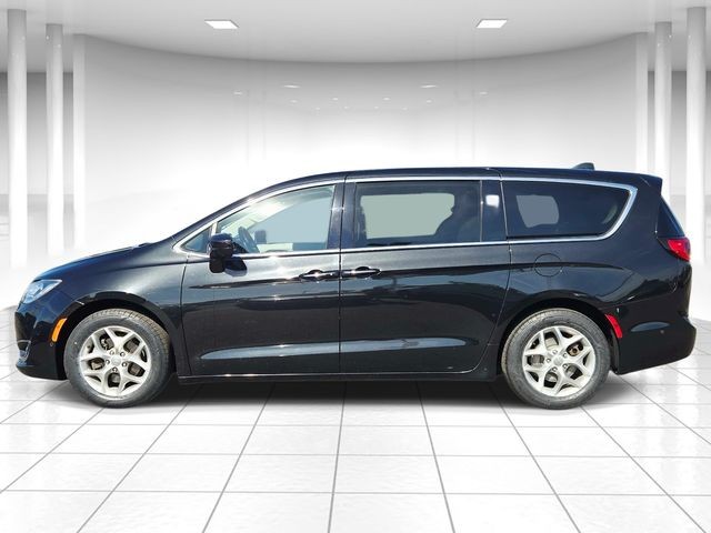 Chrysler Pacifica Vehicle Full-screen Gallery Image 02