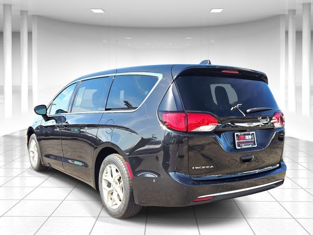 Chrysler Pacifica Vehicle Full-screen Gallery Image 03