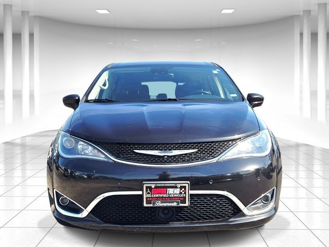 Chrysler Pacifica Vehicle Full-screen Gallery Image 05