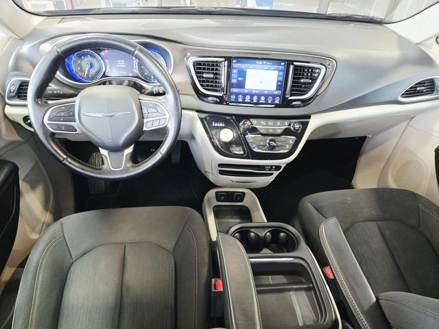 Chrysler Pacifica Vehicle Full-screen Gallery Image 06