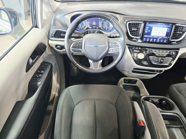 Chrysler Pacifica Vehicle Full-screen Gallery Image 07