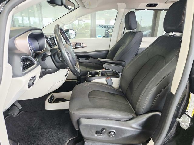 Chrysler Pacifica Vehicle Full-screen Gallery Image 08