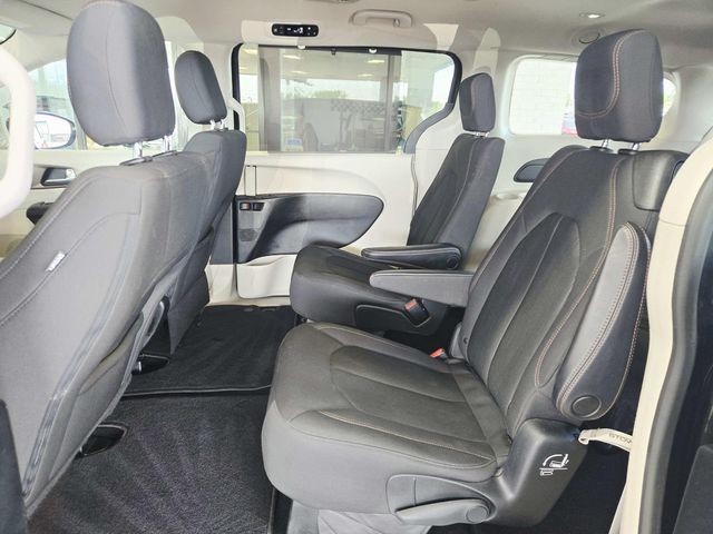 Chrysler Pacifica Vehicle Full-screen Gallery Image 09