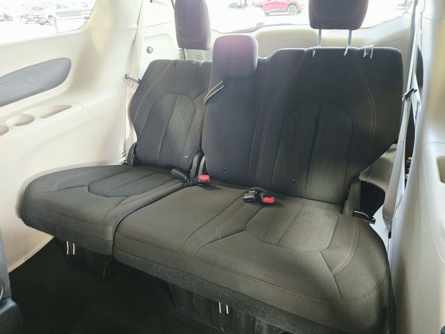 Chrysler Pacifica Vehicle Full-screen Gallery Image 10