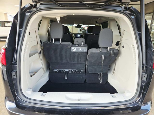 Chrysler Pacifica Vehicle Full-screen Gallery Image 11
