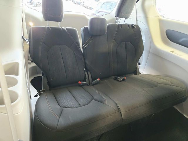 Chrysler Pacifica Vehicle Full-screen Gallery Image 12