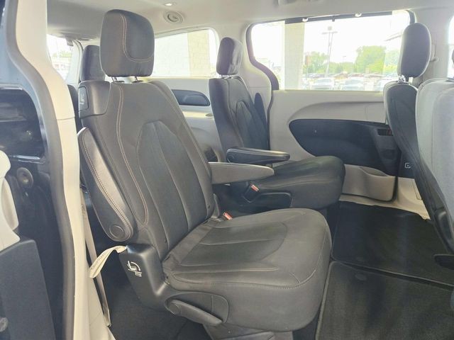 Chrysler Pacifica Vehicle Full-screen Gallery Image 13