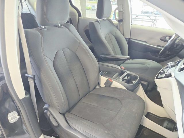 Chrysler Pacifica Vehicle Full-screen Gallery Image 14