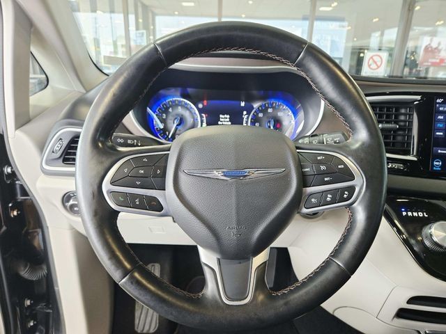 Chrysler Pacifica Vehicle Full-screen Gallery Image 17