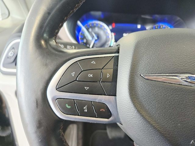 Chrysler Pacifica Vehicle Full-screen Gallery Image 18