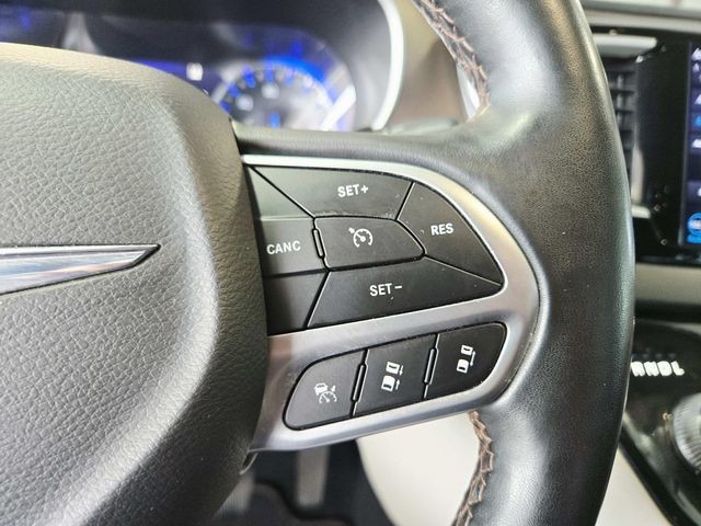 Chrysler Pacifica Vehicle Full-screen Gallery Image 19