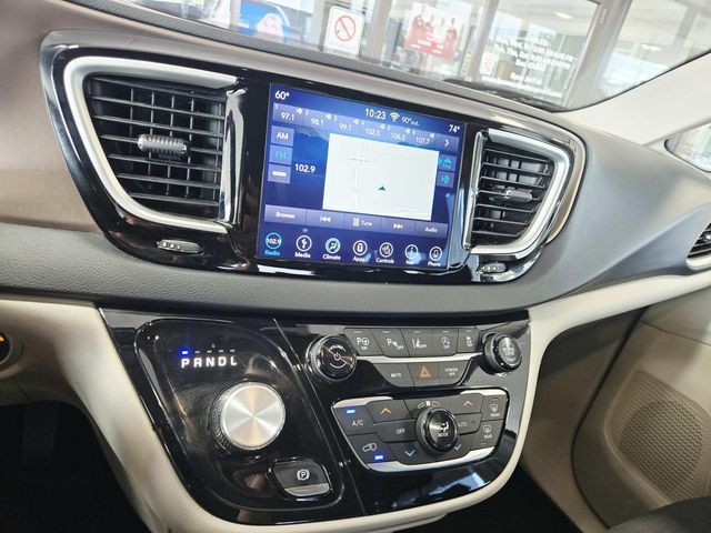 Chrysler Pacifica Vehicle Full-screen Gallery Image 22