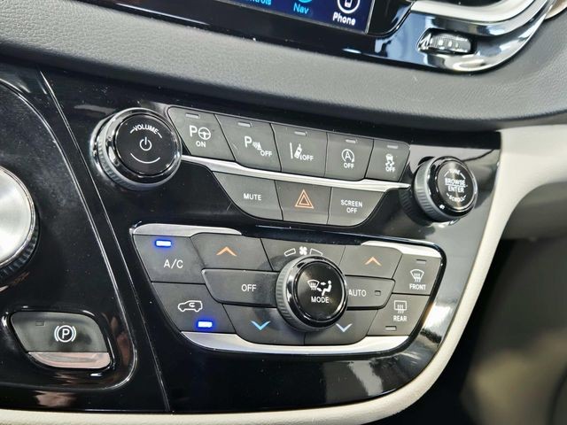 Chrysler Pacifica Vehicle Full-screen Gallery Image 27