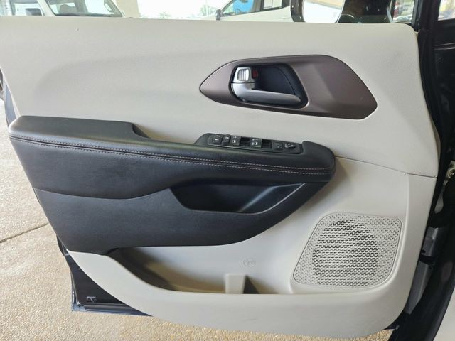 Chrysler Pacifica Vehicle Full-screen Gallery Image 33
