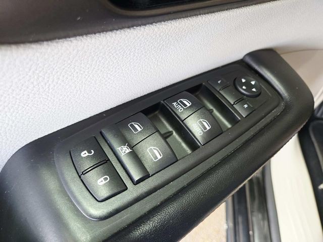 Chrysler Pacifica Vehicle Full-screen Gallery Image 34