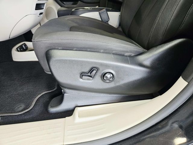 Chrysler Pacifica Vehicle Full-screen Gallery Image 35